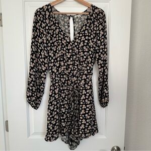 American Eagle Ditzy Daisy Floral and Black Romper with Pockets